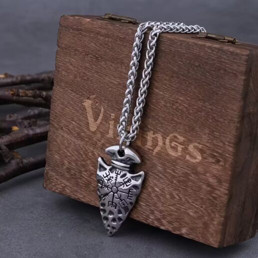 Collar con dije de amuleto